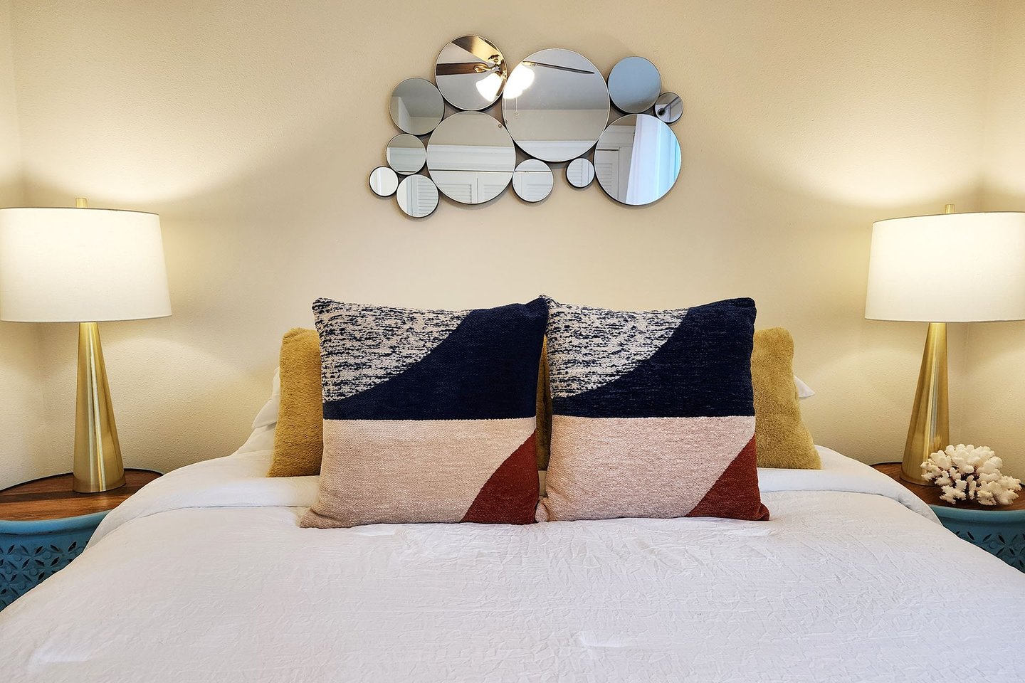 Relax after a day of exploring in this Queen bed.