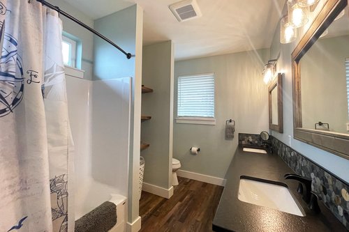 Ensuite bath with a tub/shower combination.