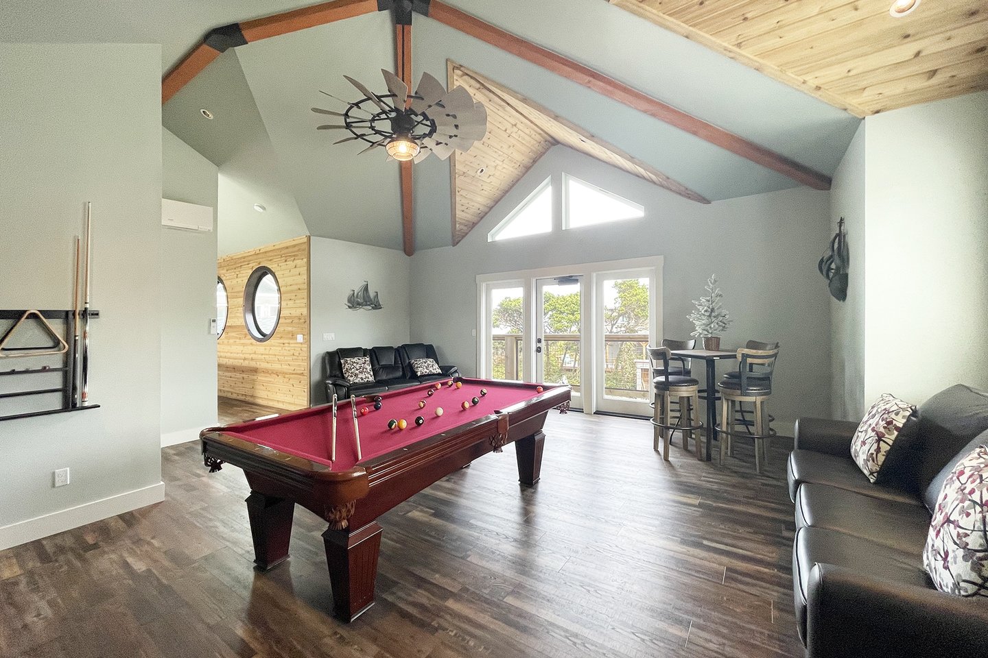 Juliet balcony in the game room to open and enjoy the sea air.