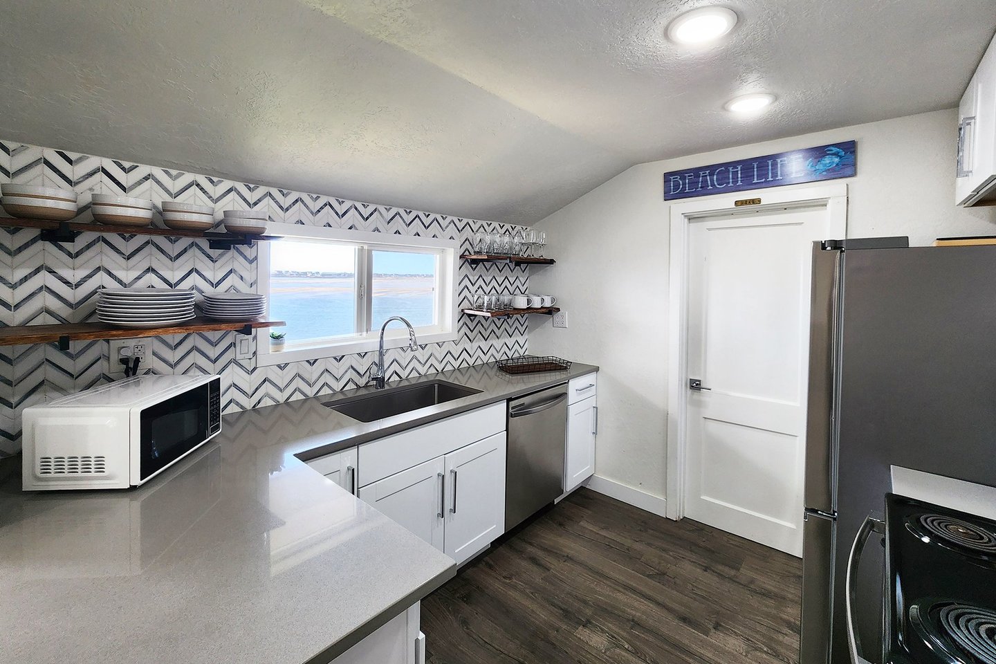 Fully equipped kitchen for the cooks in the family.