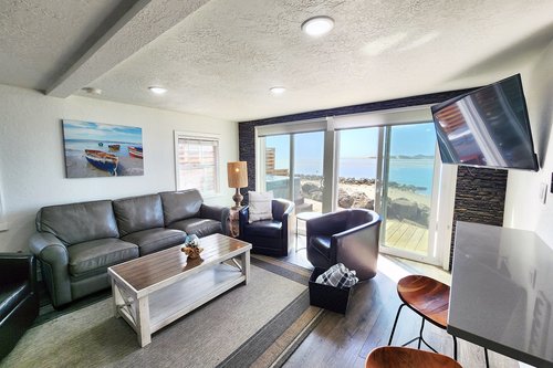 Beautiful views of Alsea Bay and the sea beyond.