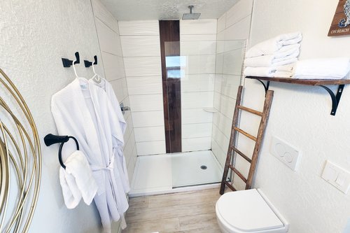 Studio: Enjoy the spa like bath.