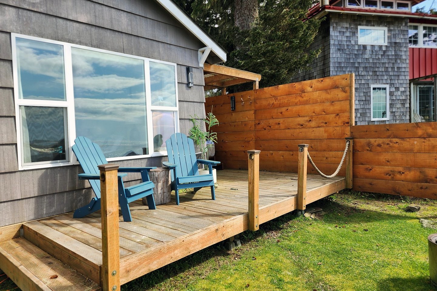 The studio has its own private deck to watch the sea life.