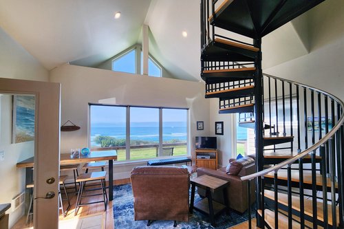 Open floor plan~cozy and bright.