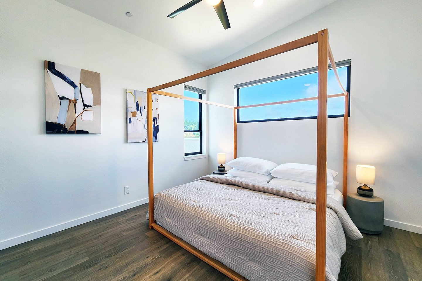 King bed and views of the Alsea Bay bridge!