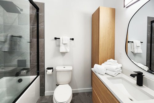 Full bath shared between two bedrooms.