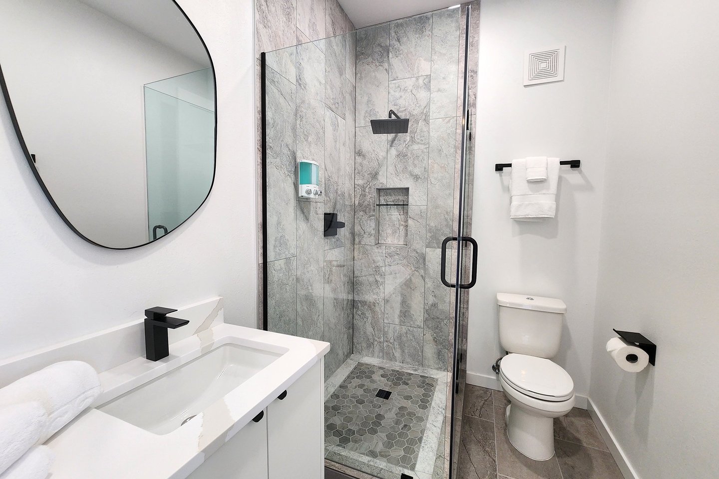 Ensuite bath to the entry level bedroom