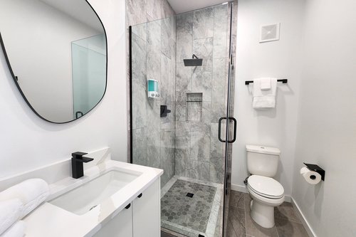 Ensuite bath to the entry level bedroom