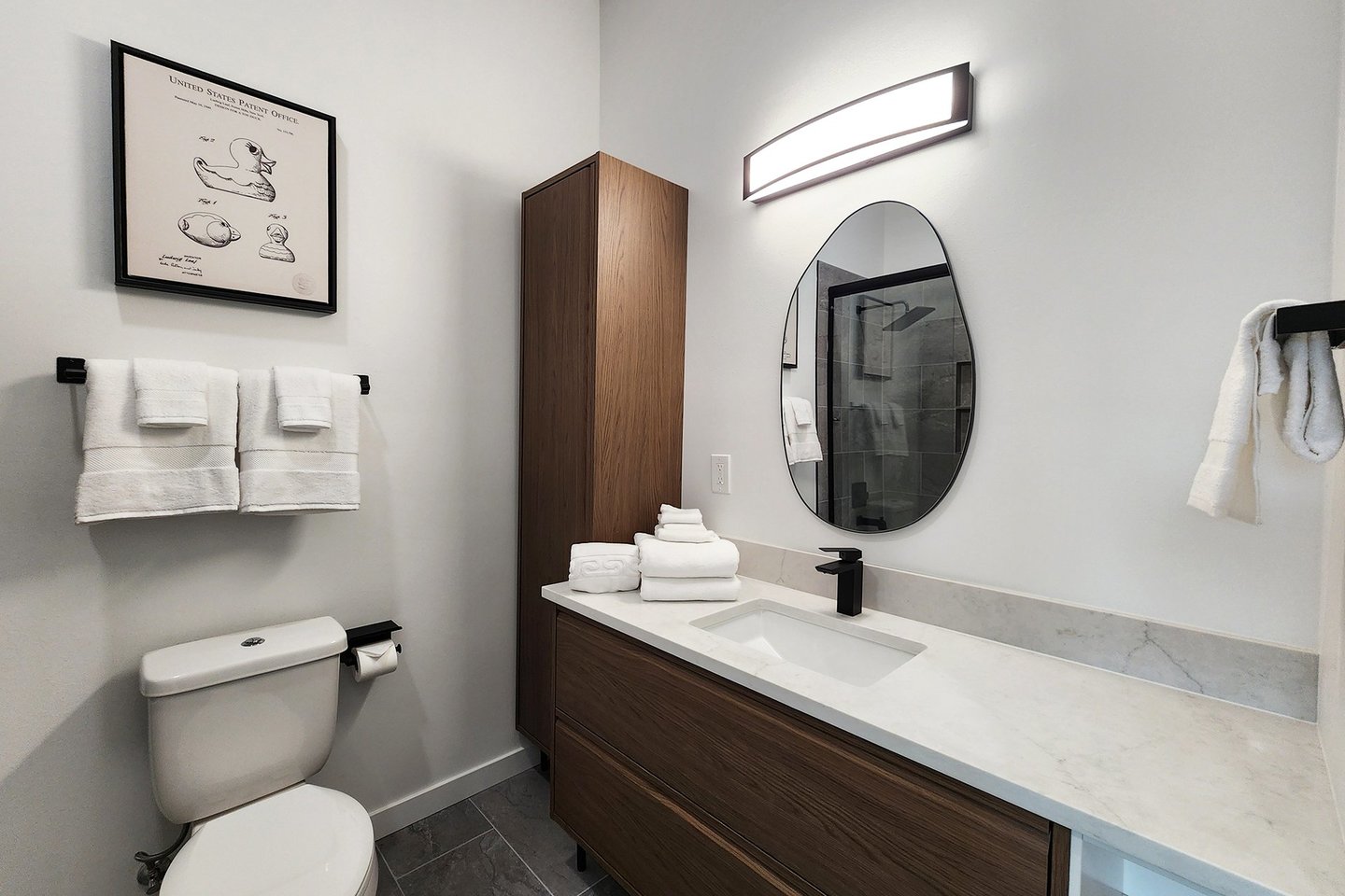 Plenty of space in this full bath.