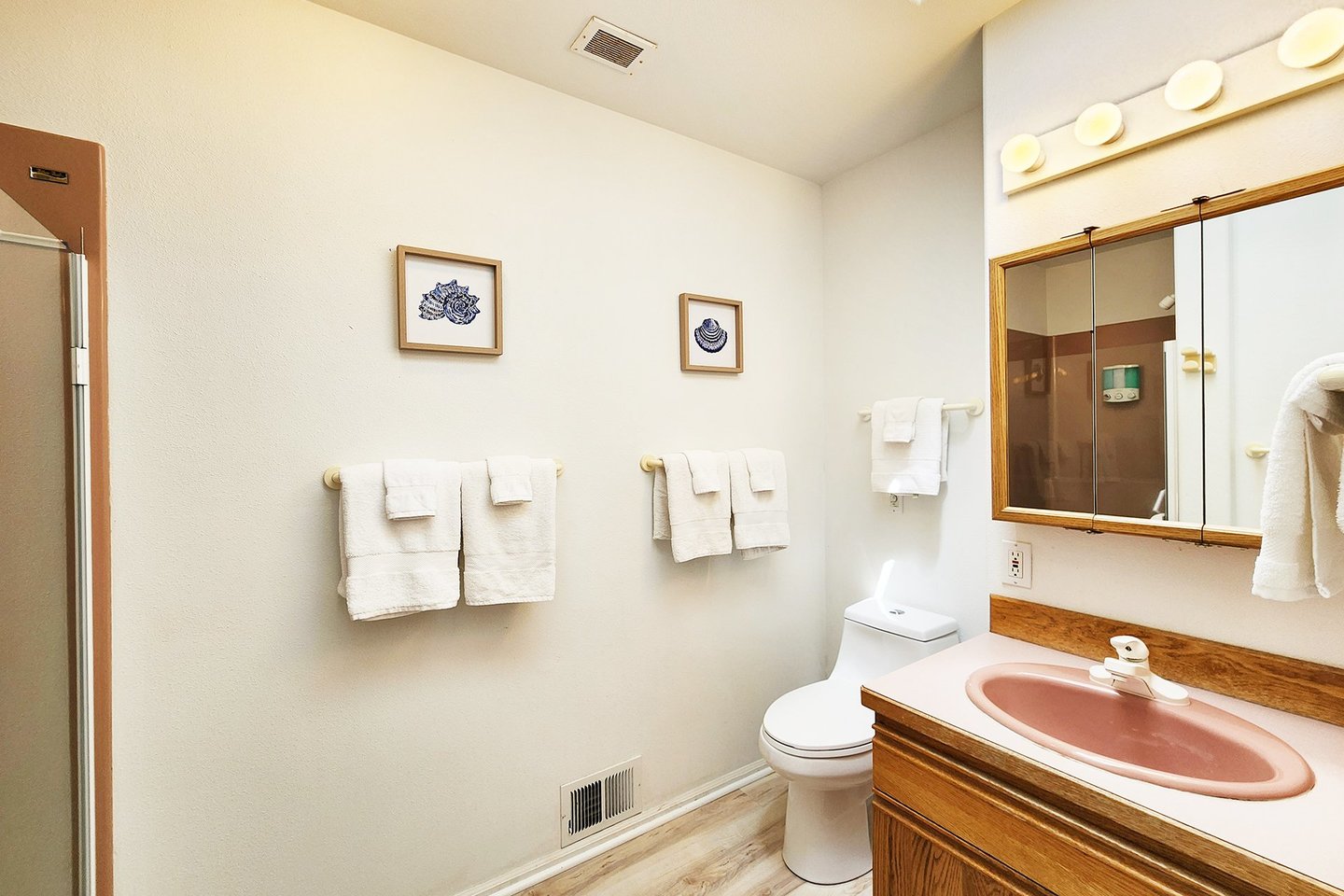 A full bath in the hallway.