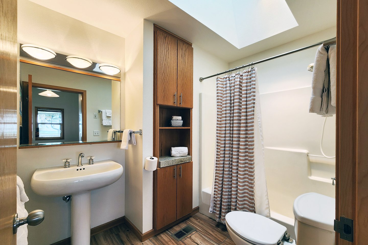 Ensuite bath to the primary bedroom.