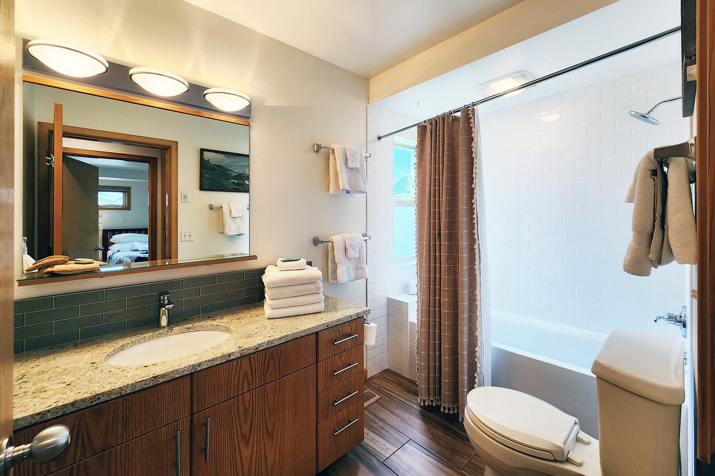 A full bath in the hall just outside of the second bedroom.