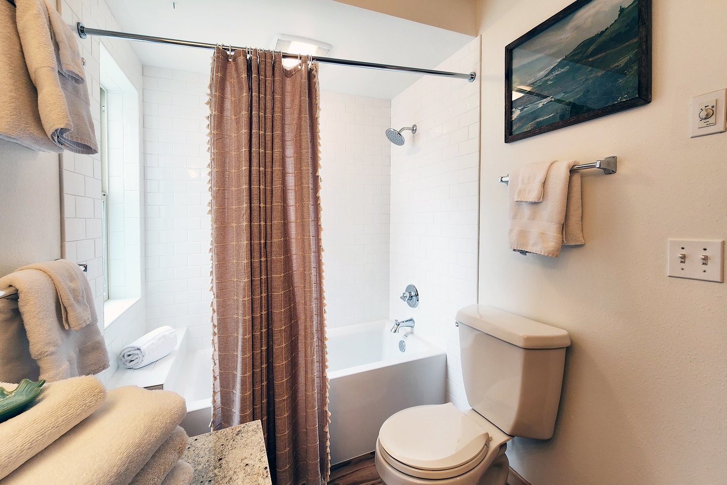 Full bath in hallway.