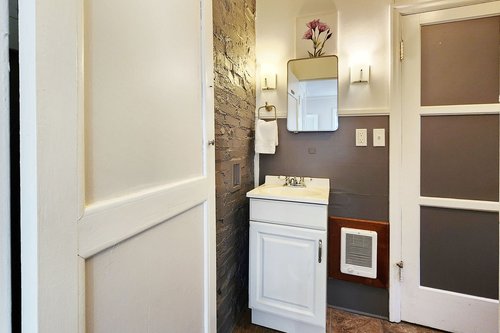 Cute and cozy ensuite bath.