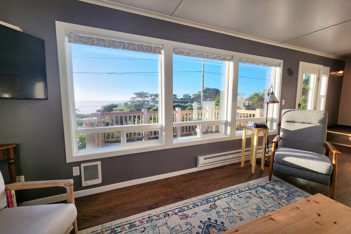Large ocean facing windows let in alot of light.