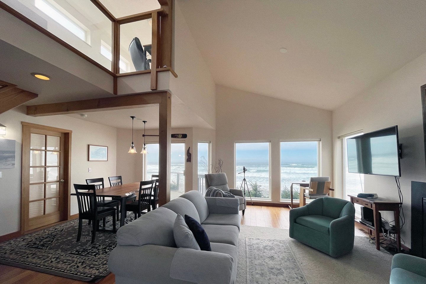 Large and comfy living/dining room.