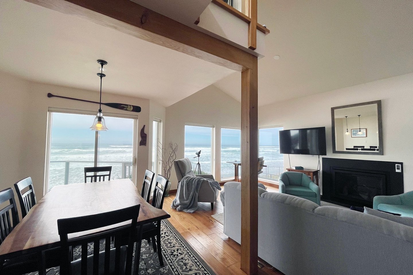 West facing windows show off the Pacific Ocean.