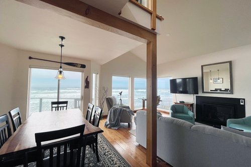 West facing windows show off the Pacific Ocean.