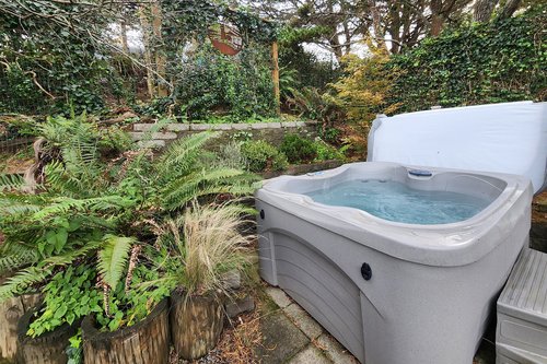 Emerse yourself in relaxing bubbles and jets!